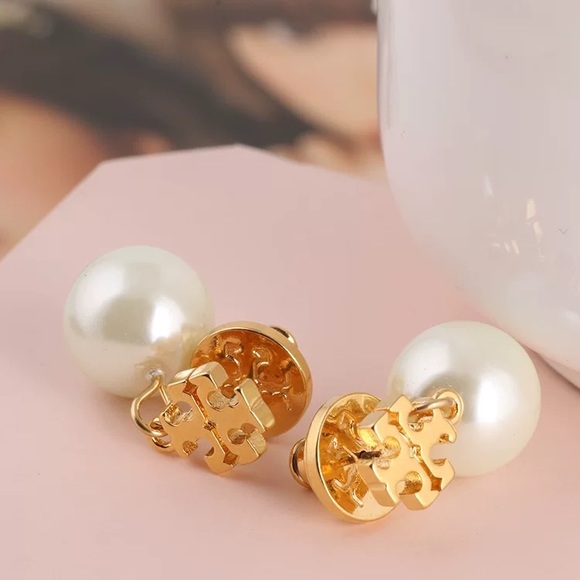 ⭐️Host Pick⭐️Tory Burch Gold Logo Pearl Drop Earrings - Picture 6 of 12